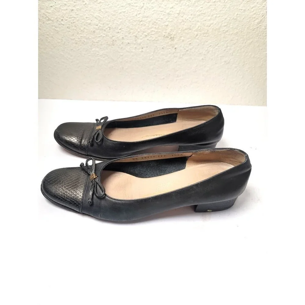 VTG Salvatore Ferragamo Black Leather Heels Bow & Textured Toe Women's 7.5A‎